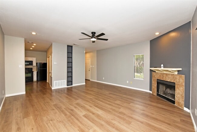 Building Photo - 2023 Gentryside Dr Unit 201