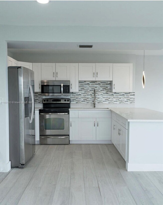 Building Photo - 4174 Inverrary Dr Unit 802 Rental