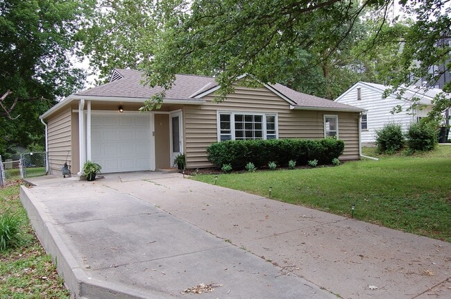 Building Photo - Super-cute 2bd home near Midtown!