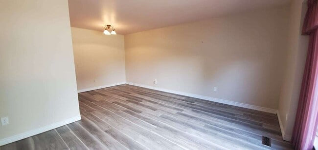 Building Photo - 15 Burnham Crescent