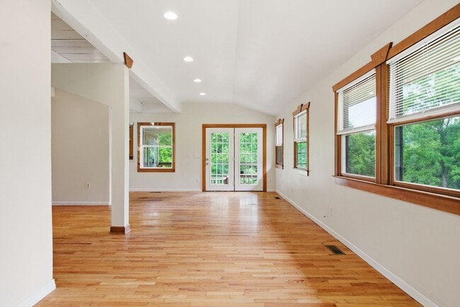 Photo - Spacious 4-Bedroom Pet Friendly Home in a Peaceful Rural Setting