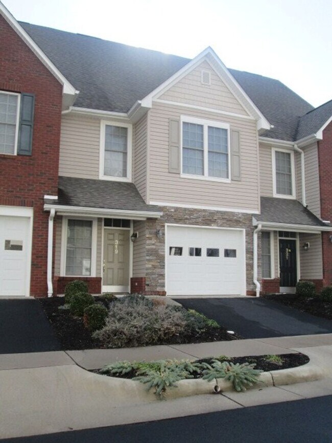 Building Photo - 3 Bedroom 2.5 Bath Townhouse with 1 Car Ga...