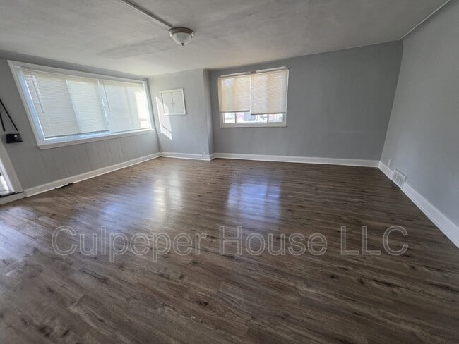 Building Photo - 2207 W Laskey Rd Unit Upper