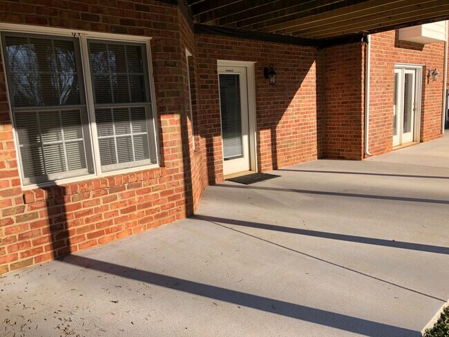 Private entrance - 4149 New London Rd Apartments Unit 1