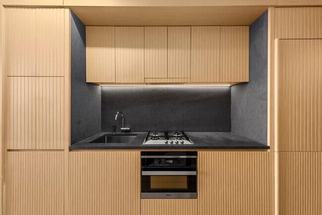 476 Broadway Unit 10-B