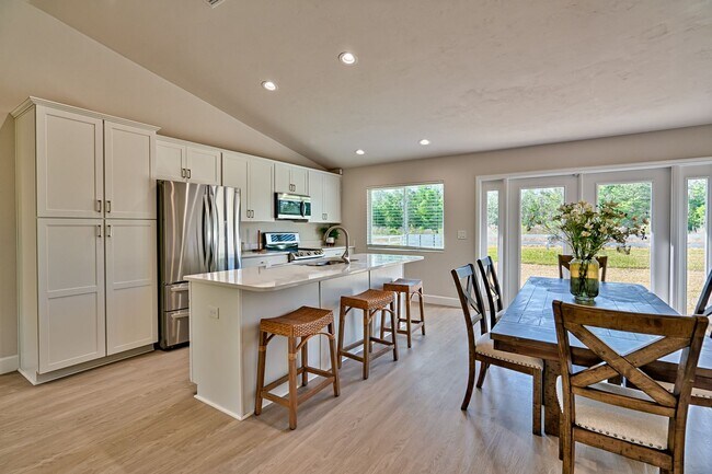 Photo - 3 MONTHS FREE RENT! 3/2 in Hawthorne