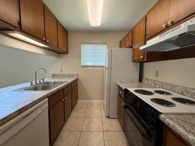 Photo - 285 Whetherbine Way E