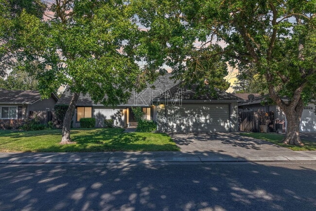 Building Photo - 2828 Smoke Tree Cir