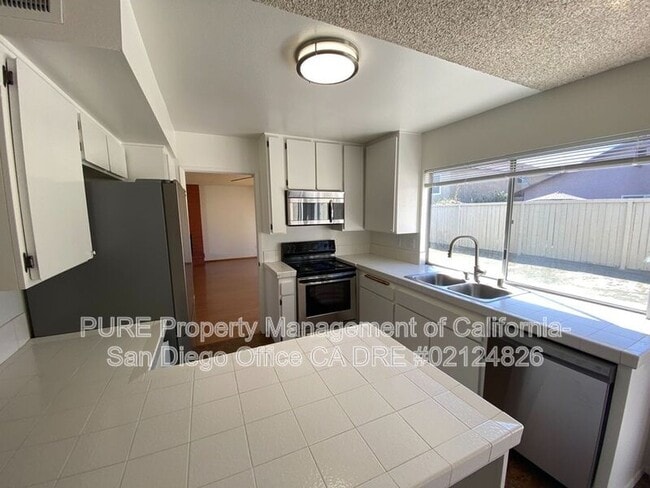 Photo - 3066 Vesuvia Way