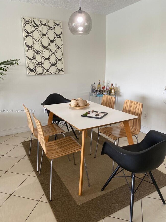 Photo - 873 NE 195th St Unidad 308