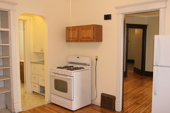 Kitchen w/new stove - 2707 Delaware St SE Unit 2707