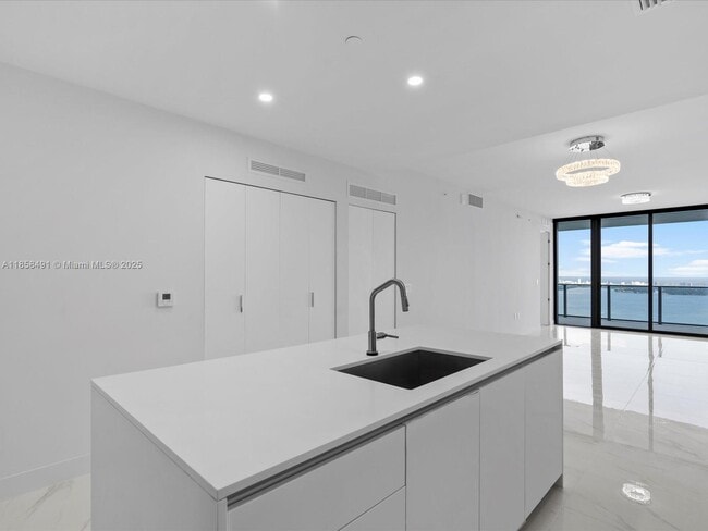 Photo - 700 NE 24th St Unidad 4906