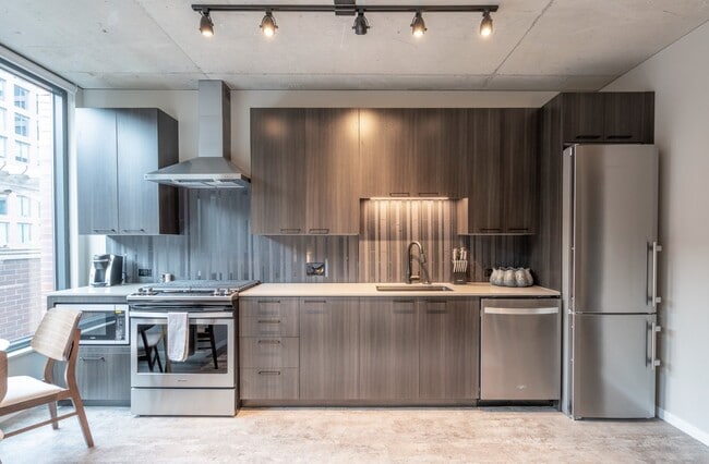 Building Photo - 900 W Washington Blvd