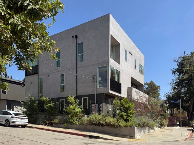 Building Photo - 2512 Silver Lake Blvd Unit 2512