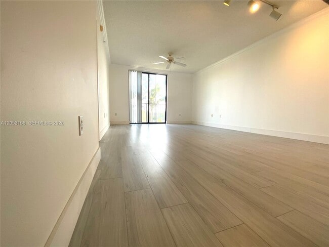 Building Photo - 1919 Van Buren St Unit 506A