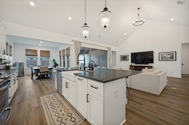 Photo - 724 Danbury St