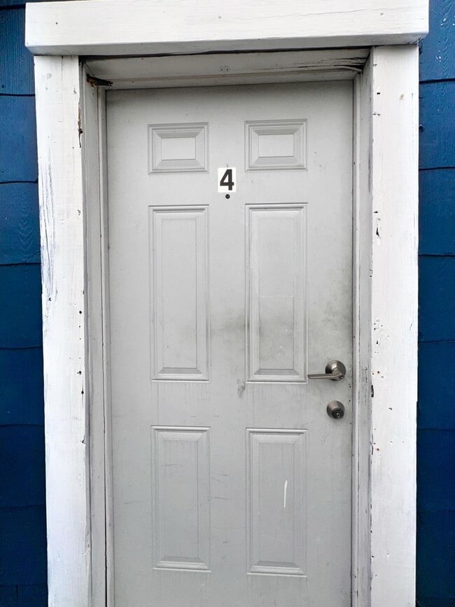 Building Photo - 1142 Lyle St Unit 4