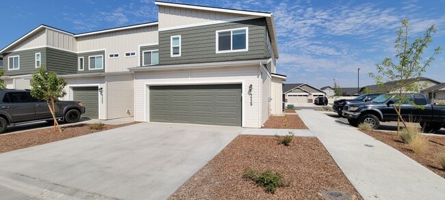 Building Photo - New and Wonderful 3 Bedroom Townhouse