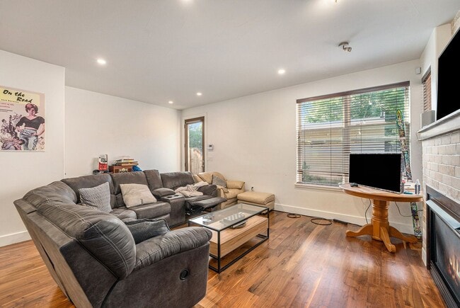 3315 W Hayward Pl
