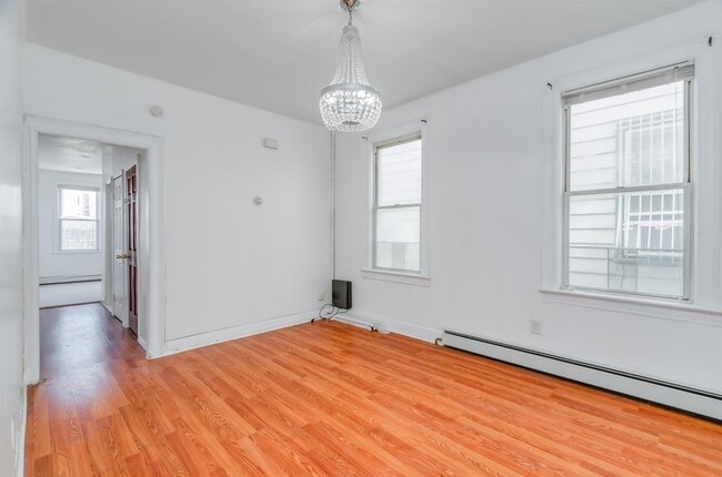Photo - 404 Danforth Ave