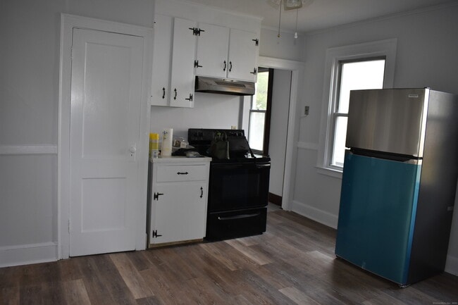 Building Photo - 193 Helen St Unit 1 FIRST FLOOR Rental