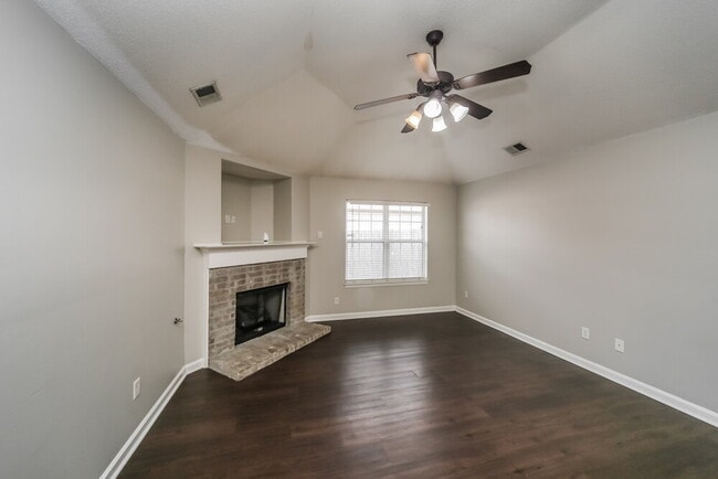 Photo - 1719 Brentford Cove