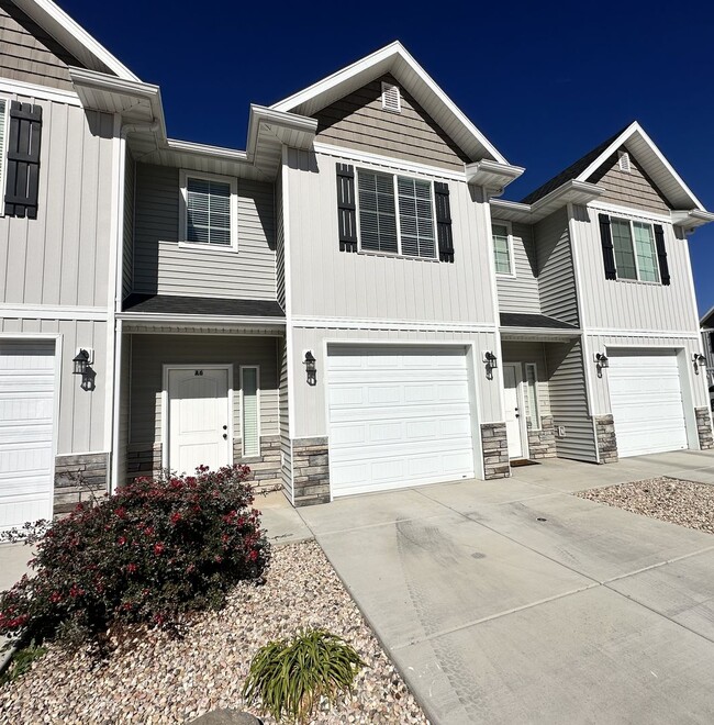 Building Photo - **Move-In Discount** 3 Bed 2.5 Bath -Newer...