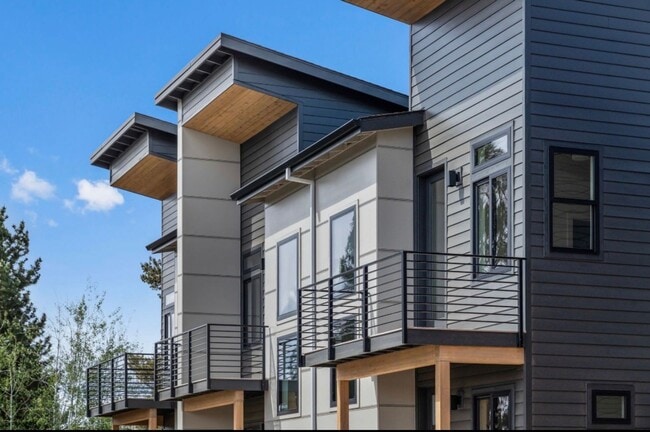 Building Photo - Pristine BRAND NEW Modern 2-bd/2-bath Condo in Redmond, OR!