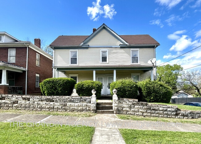 Building Photo - 642 Elm Ave SE Rental