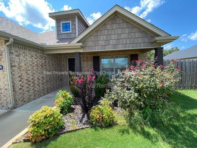 109 S Geranium Ln