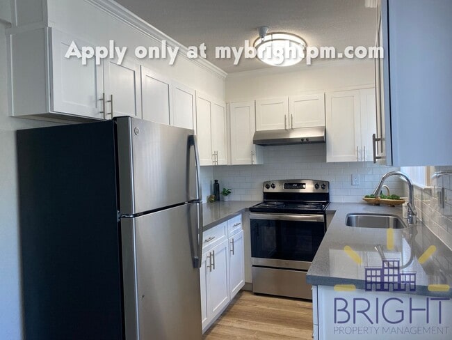 Building Photo - Recently Renovated 2 Bedroom 1 Bath, Two-Level Apartment-Great Midtown location! Unit 14 South