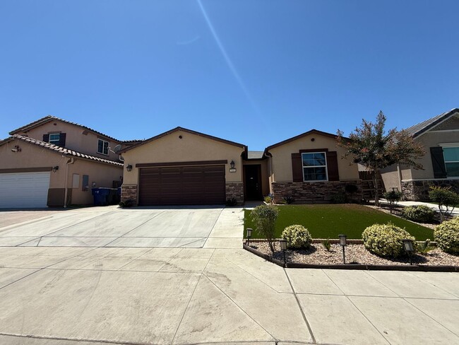 Building Photo - Must See! Fully furnished 3 bedroom, 2 bat... Rental