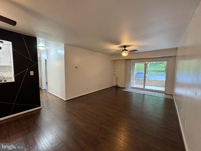 Building Photo - 5916 Cove Landing Rd Unit 204 Rental