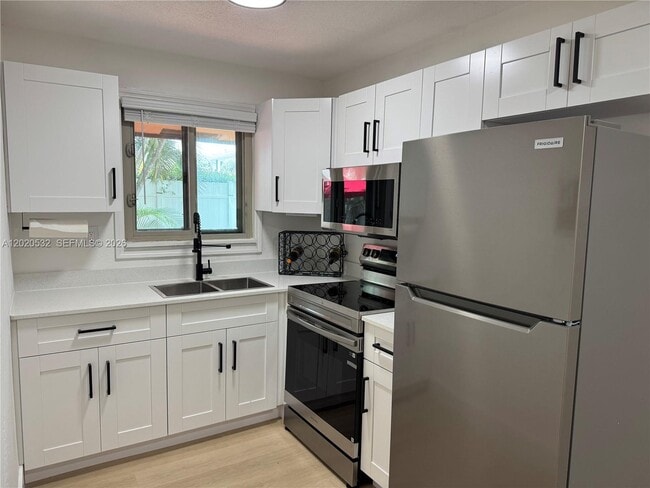 Building Photo - 4518 SW 33rd Ave Unit 2