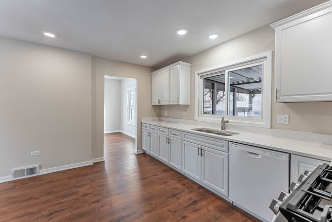 Photo - 125 S Main St