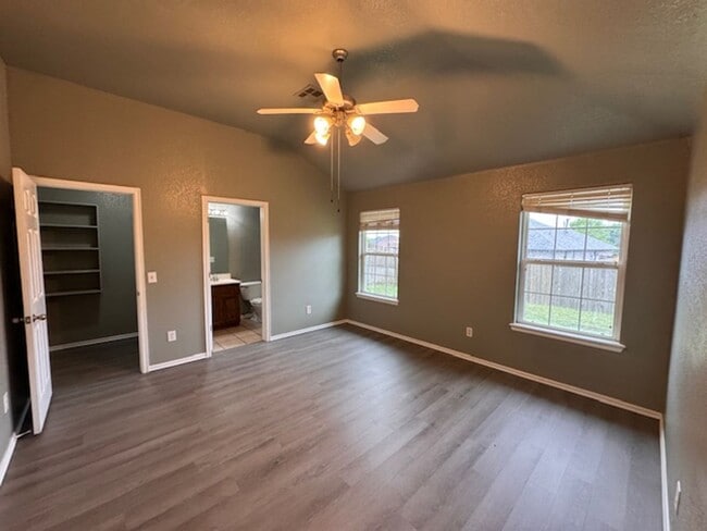 Photo - 3 bed 2 bath, great colors, furnishings and amenities! Storm Shelter! Moore Schools , call us to...