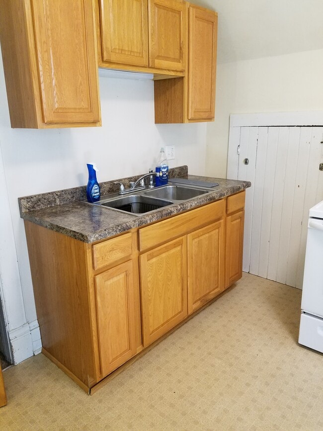 kitchen sink - 1425 State St Unit upstairs