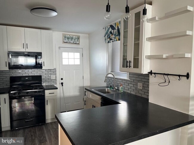 Building Photo - 136 Davis St