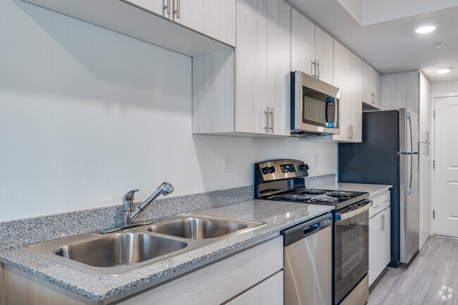 1BR, 2BA - 568SF