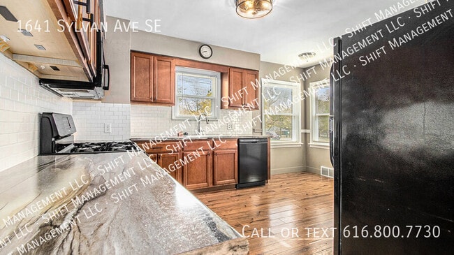 Photo - 1641 Sylvan Ave SE