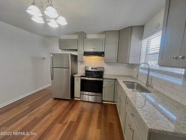 Photo - 2555 Myra St