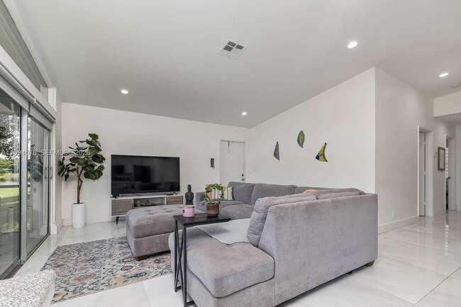 Photo - 518 Woodgate Cir