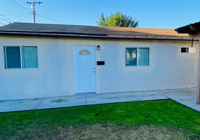 Building Photo - 4014 N Foxdale Ave Unit 4014 B