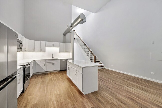 Photo - 1900 W Lawrence Ave