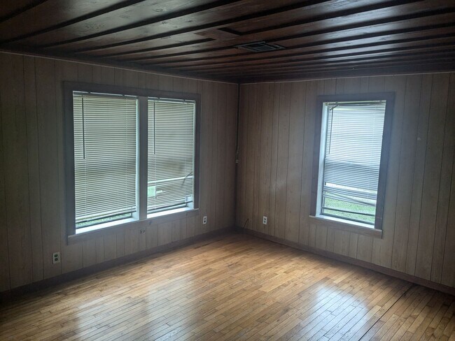Photo - 3 Bed 1 Bath with Large Yard, Workshop, and Laundry Hookups