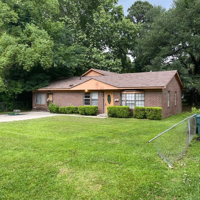 Building Photo - 1411 S 9th St