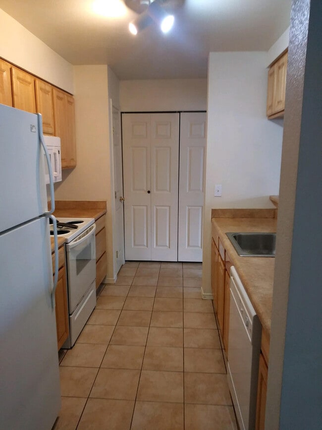 Building Photo - Spacious 2 bedroom in great community Unit 204