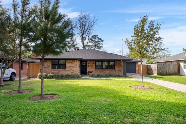 Building Photo - 2223 Hialeah Dr