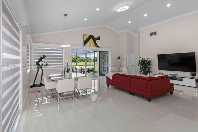 Photo - 1530 Lacosta Dr W