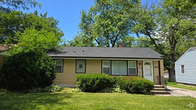 Building Photo - 15450 Maple St Rental